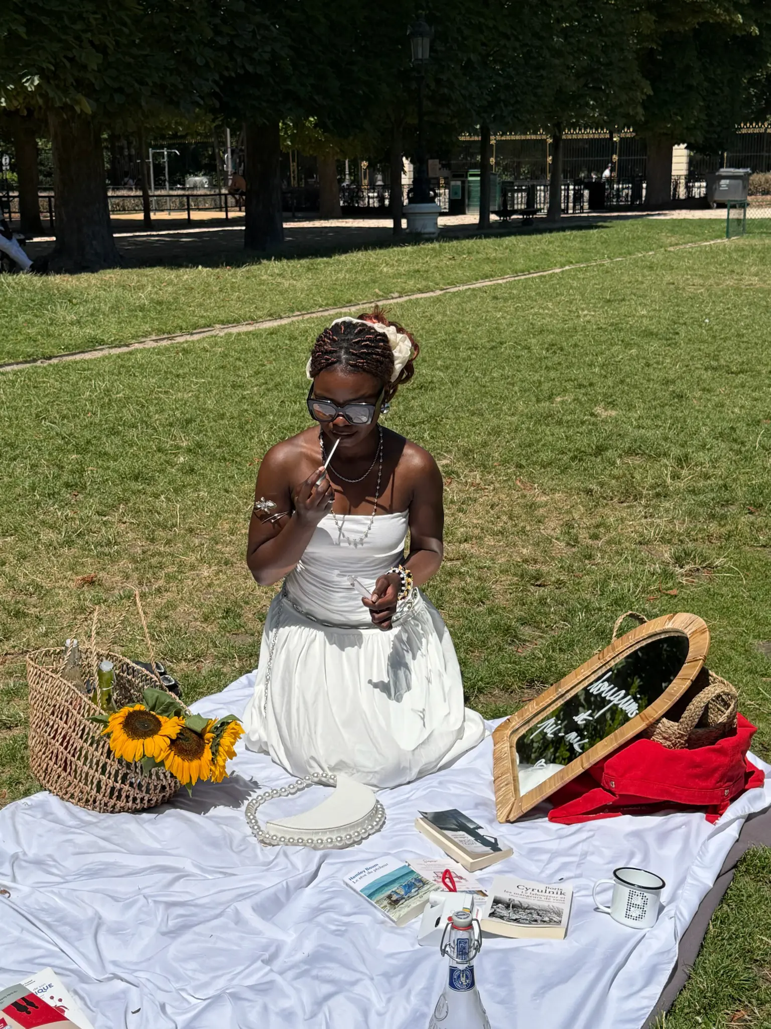 Maquilleuse en pleine création.