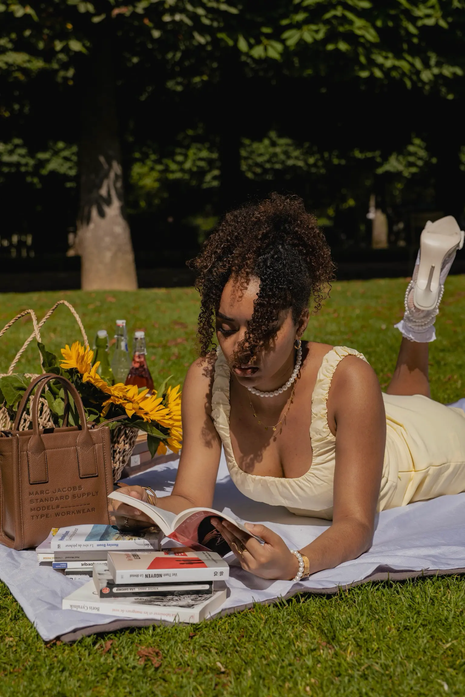 Portrait souriant de Sael_la dans un studio chaleureux.